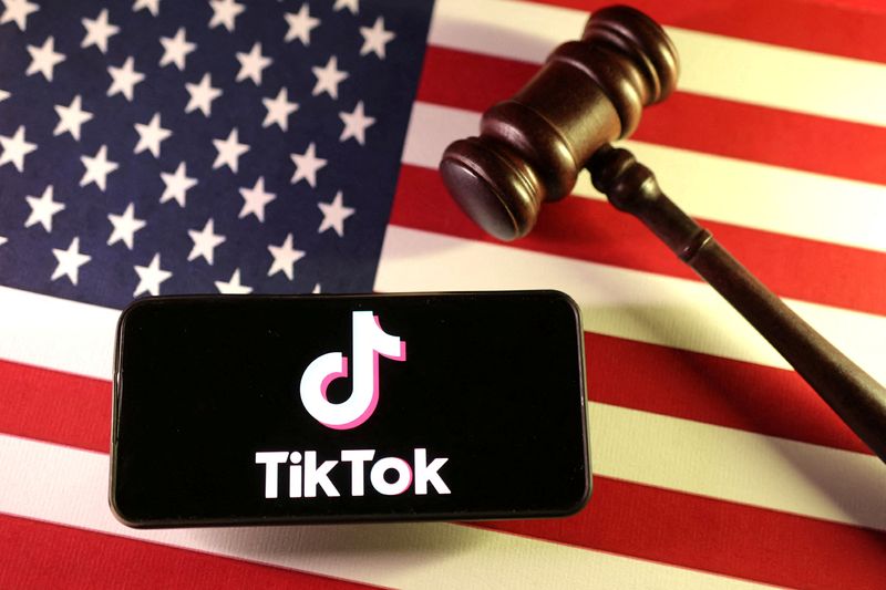 © Reuters. FILE PHOTO: U.S., Chinese flags, TikTok logo and gavel are seen in this illustration taken January 8, 2025. REUTERS/Dado Ruvic/Illustration/File Photo