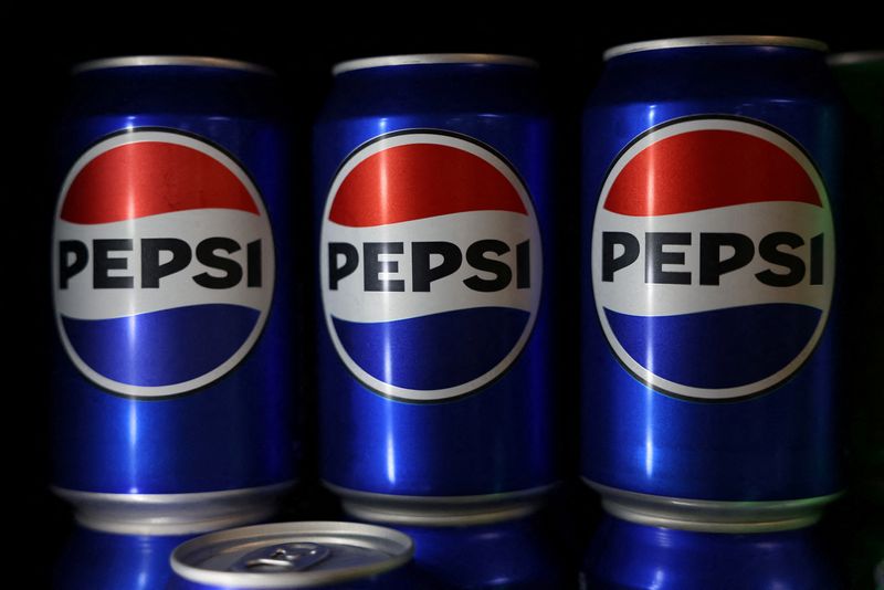 © Reuters. FILE PHOTO: Cans of Pepsi are seen at the PepsiCo Walkers factory in Leicester, Britain, August 14, 2024. REUTERS/Hollie Adams/File Photo