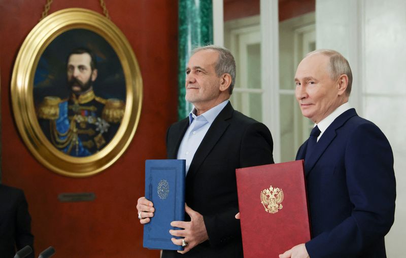 © Reuters. Russian President Vladimir Putin and Iranian President Masoud Pezeshkian attend a ceremony to sign an agreement of comprehensive strategic partnership between the two countries, at the Kremlin in Moscow, Russia January 17, 2025. Sputnik/Vyacheslav Prokofyev/Pool via REUTERS