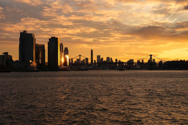 © Reuters. FILE PHOTO: The setting sun light is reflected off waterfront developments in Williamsburg in the Brooklyn borough of New York City, U.S. January 2, 2025. REUTERS/Adam Gray/File Photo