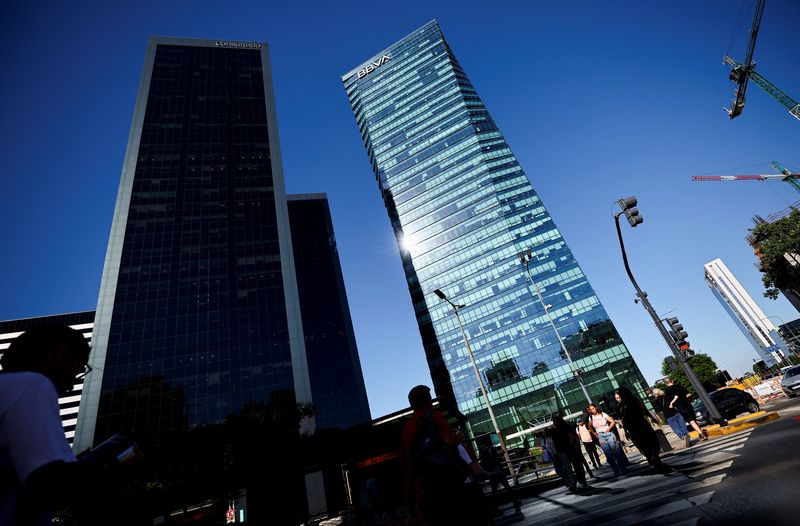 © Reuters. FILE PHOTO: Pedestrians walk in downtown Buenos Aires, Argentina January 16, 2025. REUTERS/Agustin Marcarian/File Photo