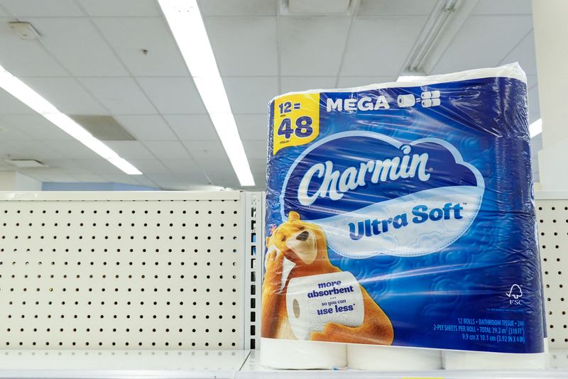 © Reuters. FILE PHOTO: Charmin toilet paper, a brand owned by Procter & Gamble, is seen for sale in a store in Manhattan, New York City, U.S., June 29, 2022. REUTERS/Andrew Kelly/File Photo