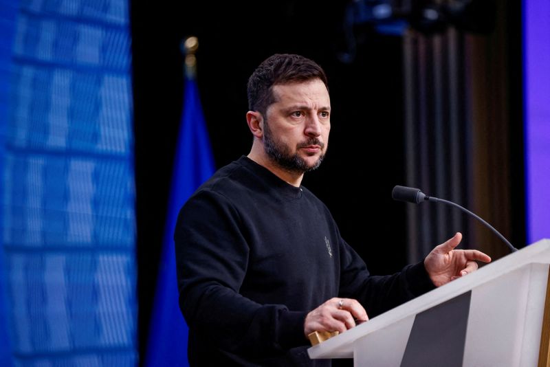 © Reuters. FILE PHOTO: Ukraine's President Volodymyr Zelenskiy speaks as he attends a European Union leaders summit in Brussels, Belgium, December 19, 2024. REUTERS/Johanna Geron/File Photo