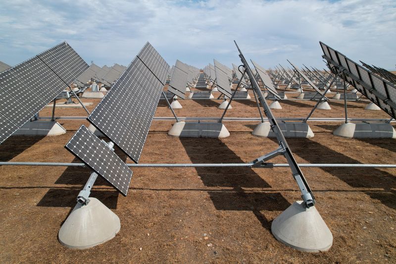 © Reuters. FILE PHOTO: Solar panels are set up in the solar farm at the University of California, Merced, in Merced, California, U.S. August 17, 2022. REUTERS/Nathan Frandino/File Photo