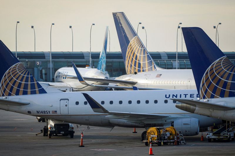 © Reuters. FILE PHOTO: United Airlines planes are parked at their gates at O'Hare International Airport in Chicago, Illinois, U.S., November 20, 2021.  REUTERS/Brendan McDermid/File Photo