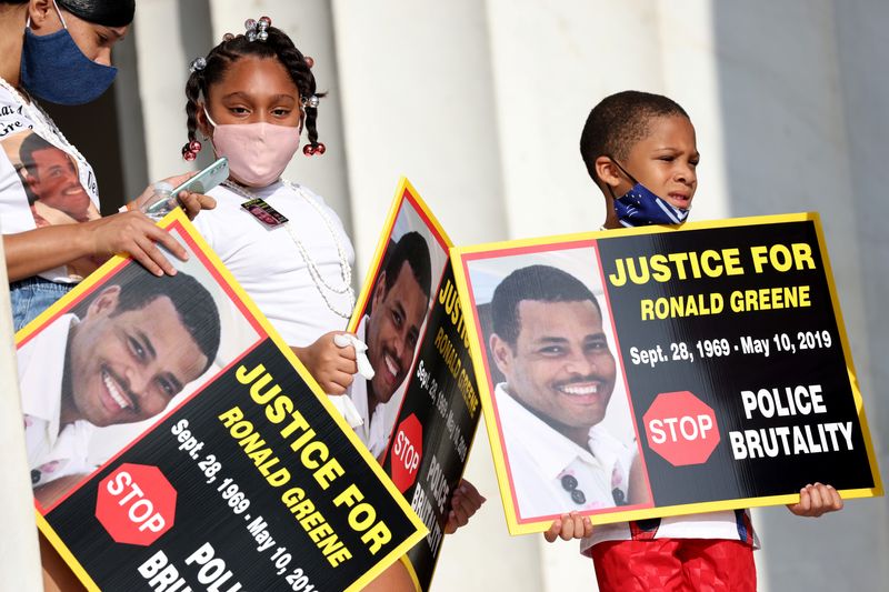 © Reuters. FILE PHOTO: Family members of Ronald Greene listen to speakers as they gather at the Lincoln Memorial during the 'Get Your Knee Off Our Necks' march in support of racial justice in Washington, U.S., August 28, 2020. Michael M. Santiago/Pool via REUTERS/File Photo