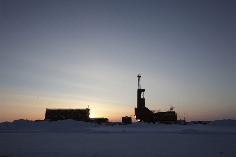 © Reuters. The sun sets behind an oil drilling rig in Prudhoe Bay, Alaska on March 17, 2011.  REUTERS/Lucas Jackson/File Photo