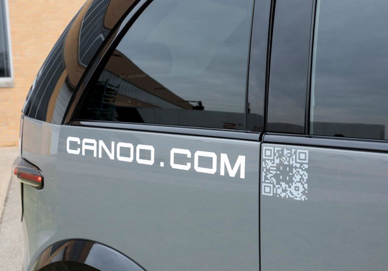 © Reuters. A view shows the Canoo logo on a Canoo LV (Lifestyle Vehicle) electric vehicle outside a manufacturing site in Livonia, Michigan, U.S. November 29, 2022. REUTERS/Rebecca Cook/File Photo