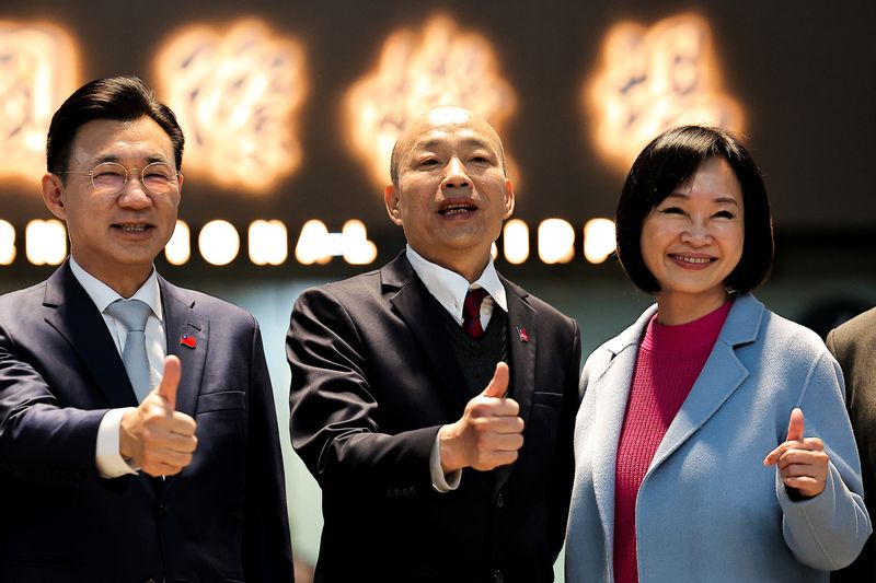 © Reuters. Taiwan's parliament speaker Han Kuo-yu poses for photos as he leads a delegation to the United States for Donald Trump's presidential inauguration in Taoyuan, Taiwan January 18, 2025. REUTERS/Ann Wang