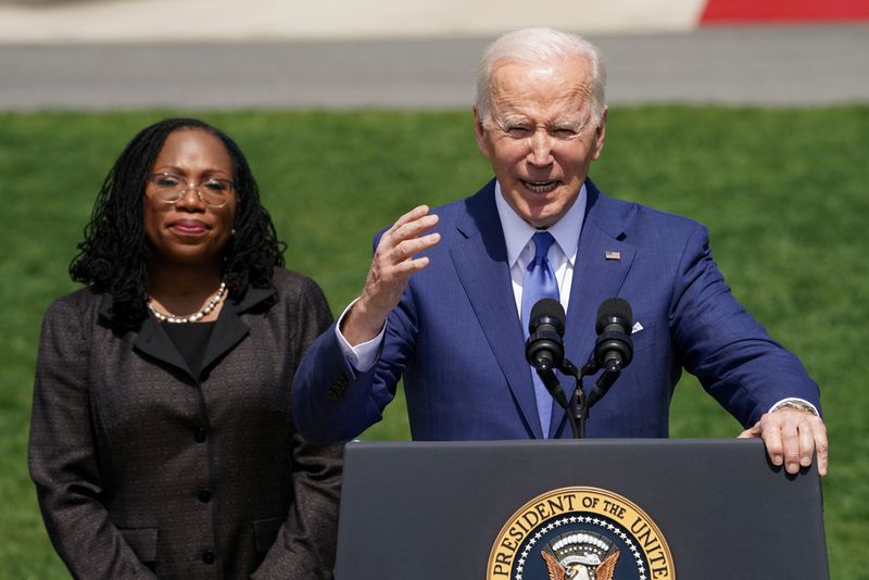 © Reuters. FILE PHOTO: U.S. President Joe Biden delivers remarks on Judge Ketanji Brown Jackson's confirmation as the first Black woman to serve on the U.S. Supreme Court, as Jackson stands at his side during a celebration event on the South Lawn at the White House in Washington, U.S., April 8, 2022. REUTERS/Kevin Lamarque/File Photo