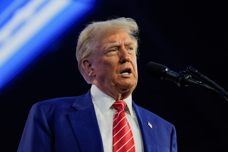 © Reuters. FILE PHOTO: U.S. President-elect Donald Trump speaks at Turning Point USA's AmericaFest in Phoenix, Arizona, U.S., December 22, 2024.  REUTERS/Cheney Orr/File Photo