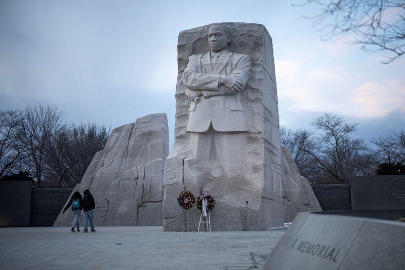 © Reuters. People walk by the Martin Luther King, Jr. Memorial, ahead of the presidential inauguration of U.S. President-elect Donald Trump, in Washington, U.S., January 16, 2025. REUTERS/Marko Djurica