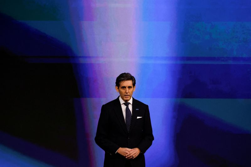 © Reuters. FILE PHOTO: The CEO of Telefonica, Jose Maria Alvarez-Pallete Lopez, speaks during the 2024 Mobile World Congres in Barcelona, Spain, February 26, 2024. REUTERS/Albert Gea/File Photo