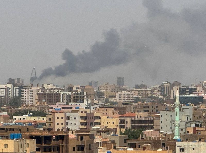 © Reuters. FILE PHOTO: FILE PHOTO: Plumes of smoke rise during clashes between the paramilitary Rapid Support Forces and the army in Khartoum, Sudan, September 26, 2024. REUTERS/Stringer/File Photo