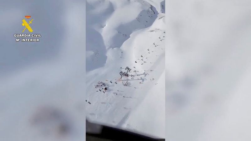 © Reuters. Ski-lift collapse, Astun, Huesca, Spain, January 18, 2025. Spanish Guardia Civil Handout/Handout via REUTERS