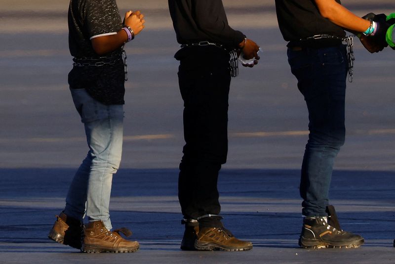 © Reuters. FILE PHOTO: Migrants from Guatemala are transferred to a plane to be expelled under U.S. Title 42 from the United States to their country by U.S. Immigration and Customs Enforcement (ICE) agents and Border Patrol agents, at the airport in El Paso, Texas, U.S., May 10, 2023. REUTERS/Jose Luis Gonzalez/File photo