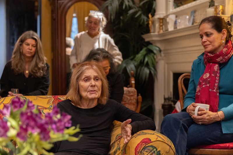 © Reuters. Gloria Steinem, center, speaks to a group of women leaders, donors and advocates during a meeting in New York City, U.S., December 11, 2024. REUTERS/Jeenah Moon