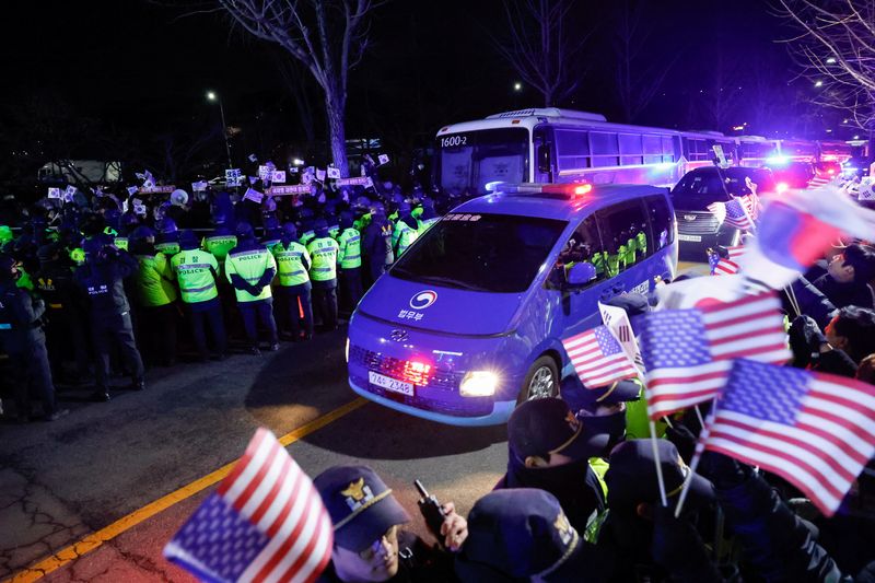 © Reuters. A motorcade believed to be carrying South Korea's impeached President Yoon Suk Yeo arrives at the Seoul Detention Center in Uiwang, South Korea, January 18, 2025. REUTERS/Kim Soo-hyeon