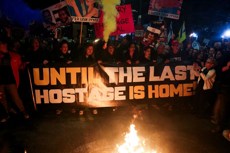 © Reuters. Families and supporters of the Israeli hostages kidnapped during the deadly October 7, 2023 attack by Hamas attend a demonstration in support of ceasefire deal between Israel and Hamas, the day before it goes into effect, in Tel Aviv, Israel, January 18, 2025. REUTERS/Ronen Zvulun