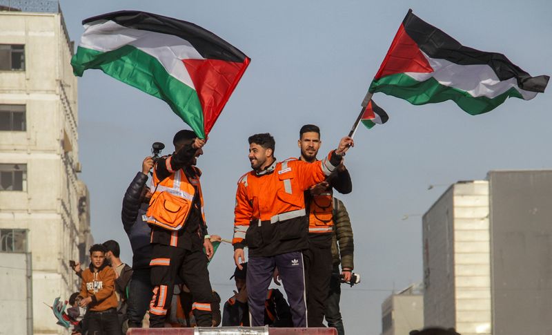 © Reuters. Members of the Palestinian civil emergency service celebrate in Gaza City, January 19, 2025. REUTERS/Mahmoud Issa