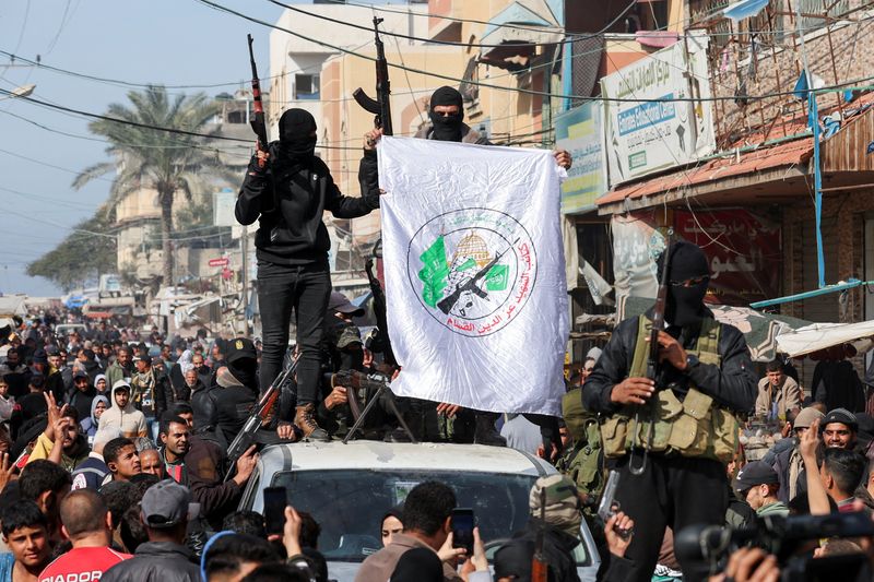 © Reuters. Palestinian Hamas militants parade following a ceasefire with Israel, in Deir Al-Balah in the central Gaza Strip, January 19, 2025. REUTERS/Ramadan Abed