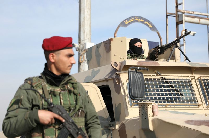 © Reuters. FILE PHOTO: A member of Kurdish-led Syrian Democratic Forces (SDF) stands along a street after rebels seized the capital and ousted Syria's Bashar al-Assad, in Hasakah, Syria, December 11, 2024. REUTERS/Orhan Qereman/File Photo