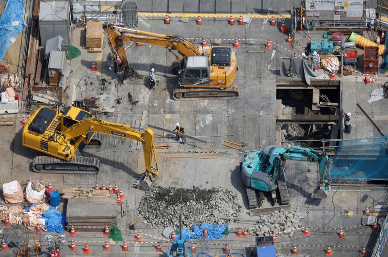 © Reuters. FILE PHOTO: Heavy machinery is seen at a construction site in Tokyo, Japan June 8, 2016.  REUTERS/Toru Hanai/File Photo