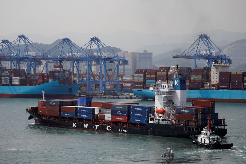 © Reuters. A container ship leaves Pusan Newport Terminal in Busan, South Korea, July 1, 2021. Picture taken on July 1, 2021.REUTERS/Kim Hong-Ji/File photo