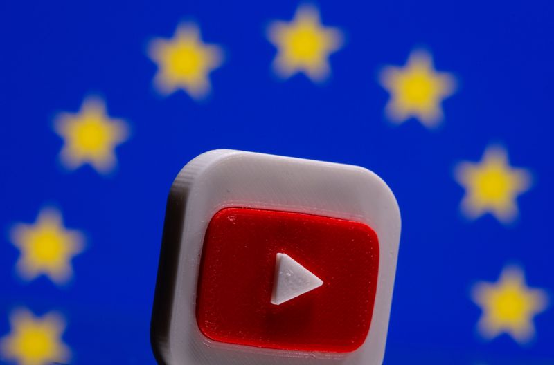 © Reuters. FILE PHOTO: A 3D printed Youtube logo is seen in front of a displayed EU flag in this illustration picture taken on June 21, 2021. REUTERS/Dado Ruvic/Illustration/File Photo