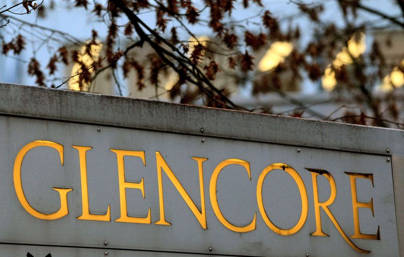 © Reuters. FILE PHOTO: The logo of commodities trader Glencore is pictured in front of the company's headquarters in Baar, Switzerland, November 20, 2012.   REUTERS/Arnd Wiegmann/File Photo