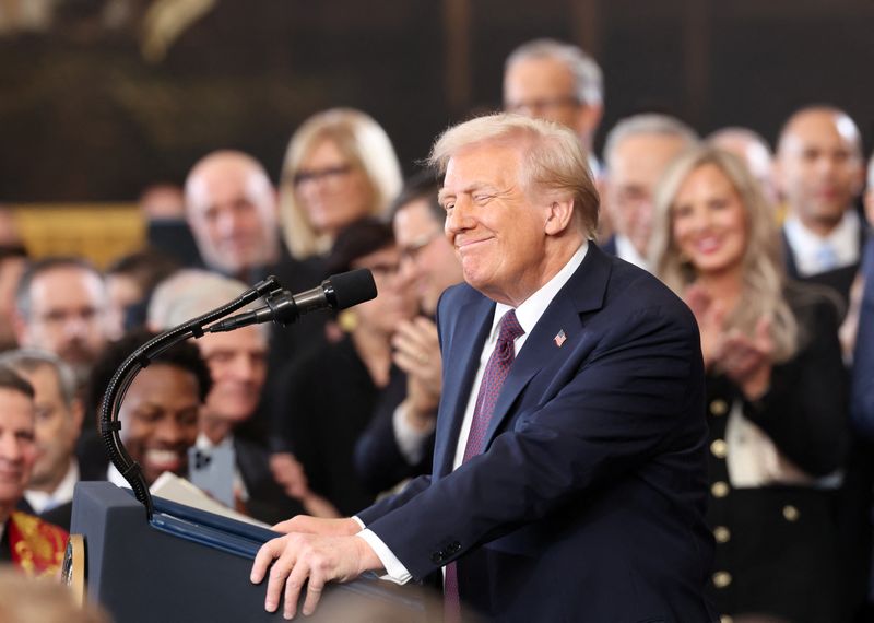 © Reuters. U.S. President Donald Trump reacts after being sworn in on the day of his Presidential Inauguration at the Rotunda of the U.S. Capitol in Washington, U.S., January 20, 2025. REUTERS/Kevin Lamarque/Pool