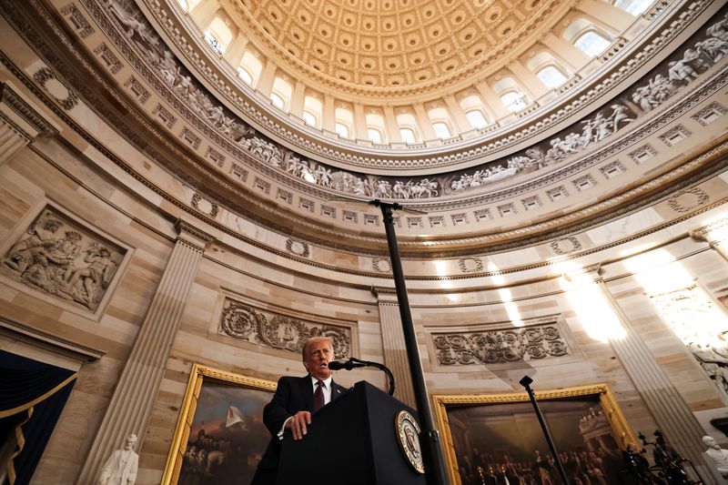 © Reuters. WASHINGTON, DC - JANUARY 20: U.S. President Donald Trump speaks during inauguration ceremonies in the Rotunda of the U.S. Capitol on January 20, 2025 in Washington, DC. Donald Trump takes office for his second term as the 47th president of the United States.     Chip Somodevilla/Pool via REUTERS