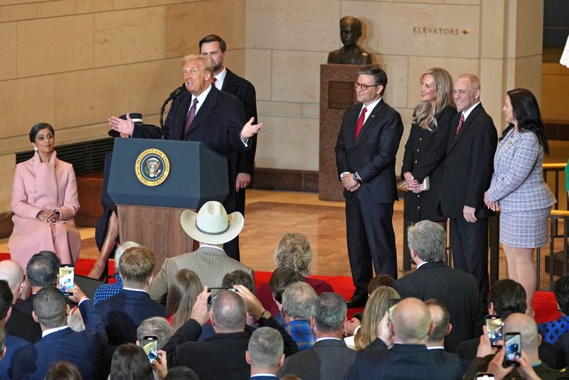 © Reuters. President Donald Trump speaks to the crowd in Emancipation Hall at the U.S. Capitol after being sworn in as the 47th president of the United State on Monday, January 20, 2025 in Washington, DC.  Behind him is Vice-President JD Vance and to his right is House Speaker Mike Johnson. BONNIE CASH/Pool via REUTERS