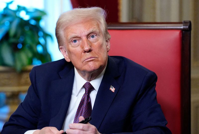 © Reuters. Washington , DC - January 20: Newly sworn-in President Donald Trump takes part in a signing ceremony in the President’s Room following the 60th inaugural ceremony on January 20, 2025, at the US Capitol in Washington, DC. Trump became the 47th president of the United States in a rare indoor inauguration ceremony. Melina Mara/Pool via REUTERS