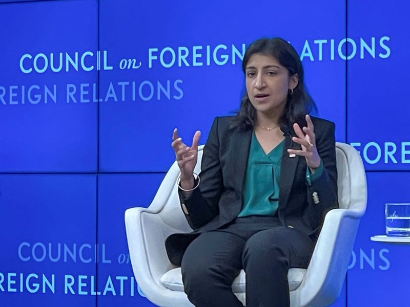 © Reuters. FILE PHOTO: U.S. Federal Trade Commission Chair Lina Khan speaks at the Council on Foreign Relations in New York, U.S., September 20, 2024. REUTERS/Lananh Nguyen/File Photo