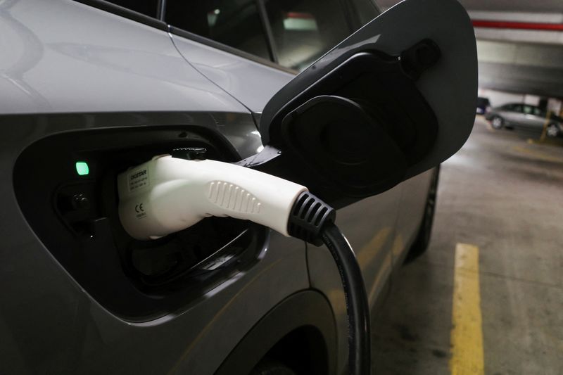 © Reuters. FILE PHOTO: A charging handle recharges a Volkswagen ID.4 electric vehicle (EV) parked at an EV charging station inside a parking garage owned by the City of Baltimore, in Baltimore, Maryland, U.S., March 23, 2023. REUTERS/Bing Guan/File photo