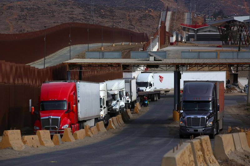 © Reuters. FILE PHOTO: Trailer trucks queue to cross into the United States at the Otay Mesa Port of Entry, in Tijuana, Mexico, November 27, 2024. REUTERS/Jorge Duenes/File Photo