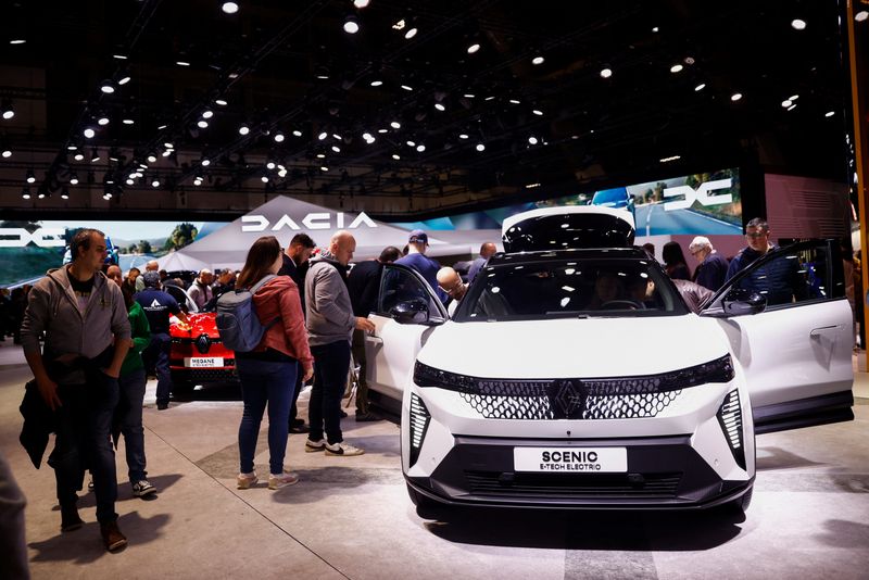 © Reuters. FILE PHOTO: People look at a Renault electric car at the Motor show in Brussels, Belgium January 16, 2025. REUTERS/Johanna Geron/File Photo