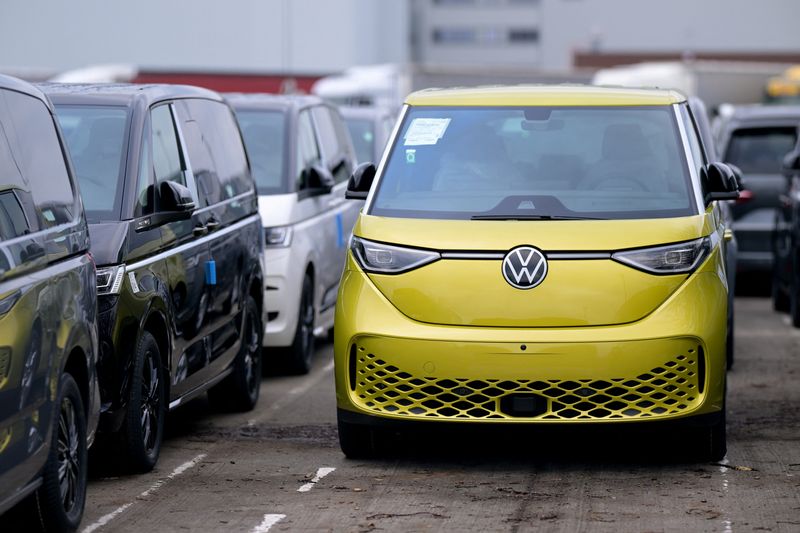 © Reuters. FILE PHOTO: A Volkswagen ID. Buzz electric vehicle is parked at the company's plant in Hanover, Germany, December 17, 2024. REUTERS/Fabian Bimmer/File Photo