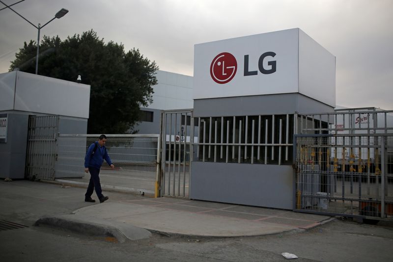 © Reuters. FILE PHOTO: A worker walks by one of the entrances to LG Electronics Reynosa at an industrial park in Reynosa, Mexico January 10, 2019. Picture taken January 10, 2019. REUTERS/Tomas Bravo/File Photo