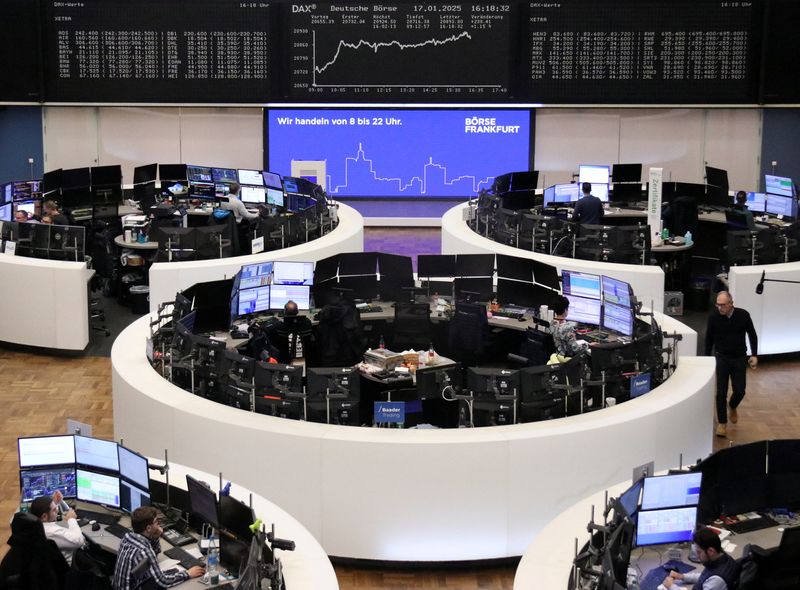 © Reuters. German share price index DAX graph is pictured at the stock exchange in Frankfurt, Germany, January 17, 2025.    REUTERS/Staff