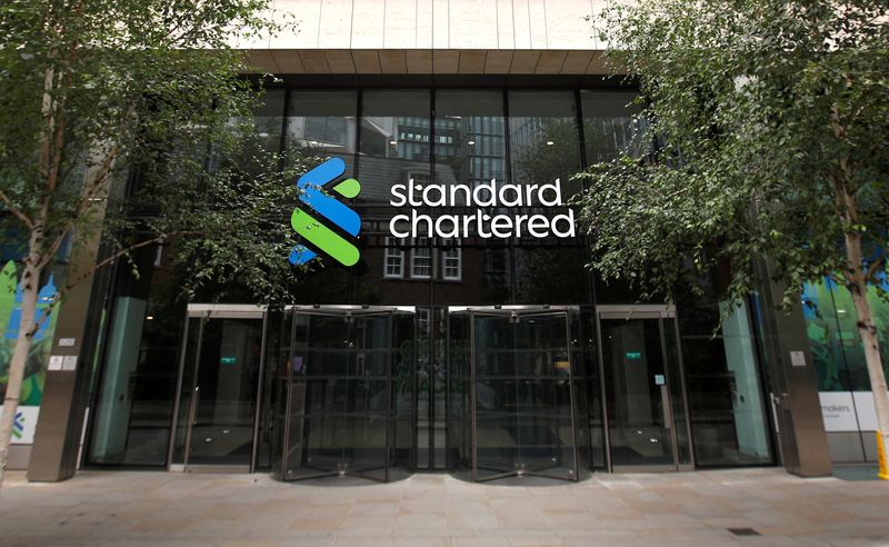 © Reuters. FILE PHOTO: The Standard Chartered bank logo is seen at their headquarters in London, Britain, July 26, 2022.  REUTERS/Peter Nicholls/File Photo