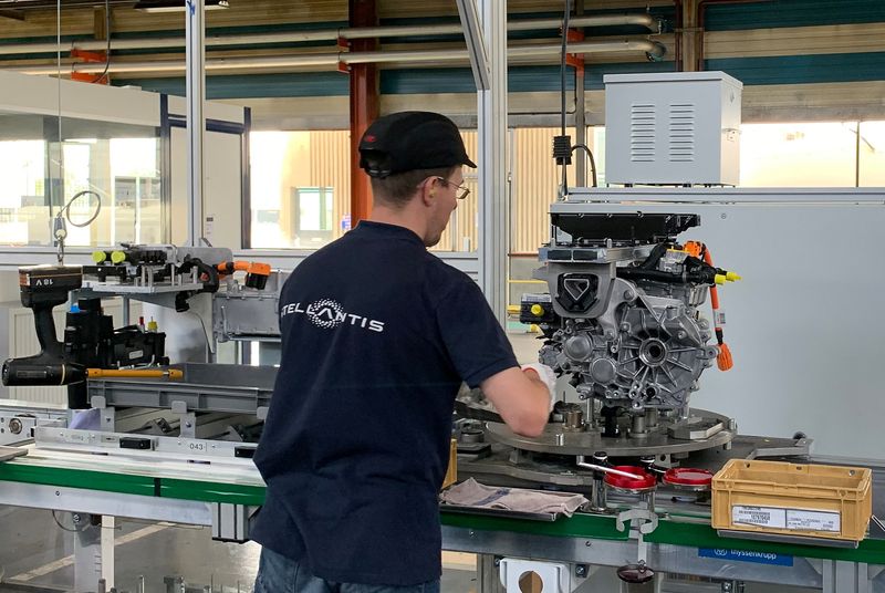 © Reuters. FILE PHOTO:A Stellantis employee works on the e-GMP electric engine assembly line at the carmaker Stellantis engines factory in Tremery near Metz, France, June 29, 2022. REUTERS/Gilles Guillaume/File Photo