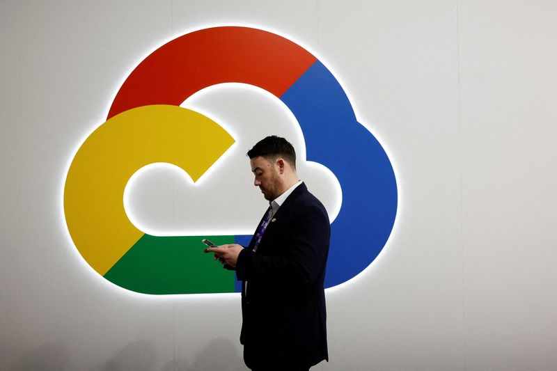 © Reuters. FILE PHOTO: A person looks at their phone in front of the Google Cloud logo, at the 2024 Mobile World Congress (MWC) in Barcelona, Spain February 27, 2024. REUTERS/Albert Gea/File Photo