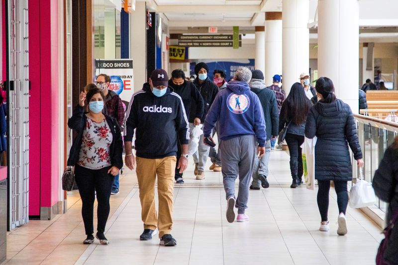 © Reuters. FILE PHOTO: Shoppers walk in Bramalea City Centre mall in Brampton two days before COVID-19 restrictions are reintroduced to Greater Toronto Area regions in Ontario, Canada November 21, 2020.  REUTERS/Carlos Osorio/File Photo