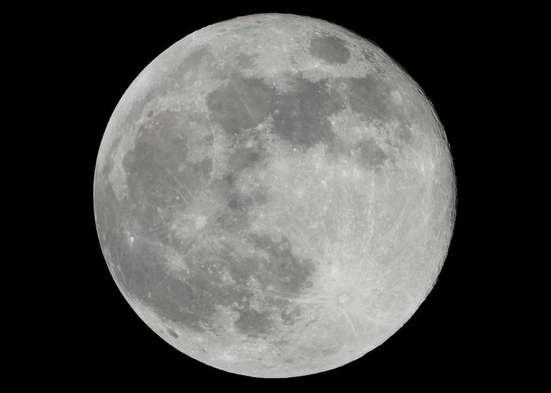 © Reuters. FILE PHOTO: Full moon, known as the Hunter's moon, rises in the island of Gran Canaria. Spain, October 17, 2024. REUTERS/Borja Suarez/File Photo