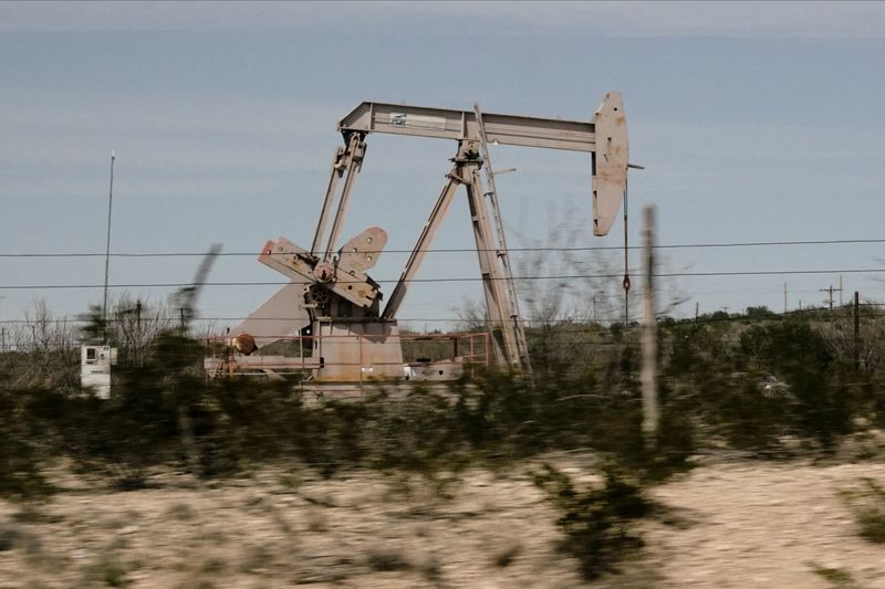 © Reuters. FILE PHOTO: A pump jack drills oil crude from the Yates Oilfield in West Texas’s Permian Basin near Iraan, Texas, U.S., March 17, 2023. Picture taken through glass. REUTERS/Bing Guan/File Photo