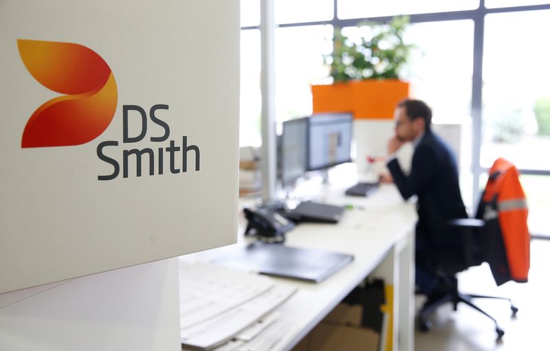 © Reuters. FILE PHOTO: The logo DS Smith is pictured inside the carboard box manufacturing company DS Smith Packaging Atlantique in La Chevroliere, near Nantes, France, April 25, 2019. REUTERS/Stephane Mahe/File Photo