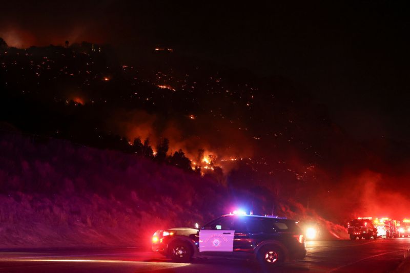 © Reuters. A vehicle stands at the site of a wildfire, named the Lilac Fire, in the Bonsall area of San Diego County, California, U.S.,  January 21, 2025.  REUTERS/Mike Blake