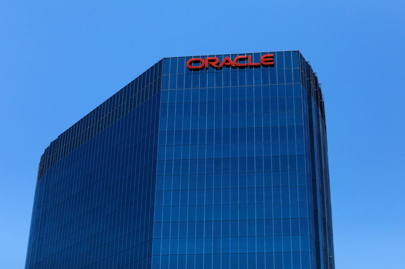 © Reuters. FILE PHOTO: The Oracle logo is shown on an office building in Irvine, California, U.S. June 28, 2018.        REUTERS/Mike Blake/File Photo